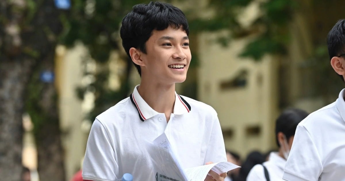 How do 8 specialized high schools in Hanoi set admission scores?