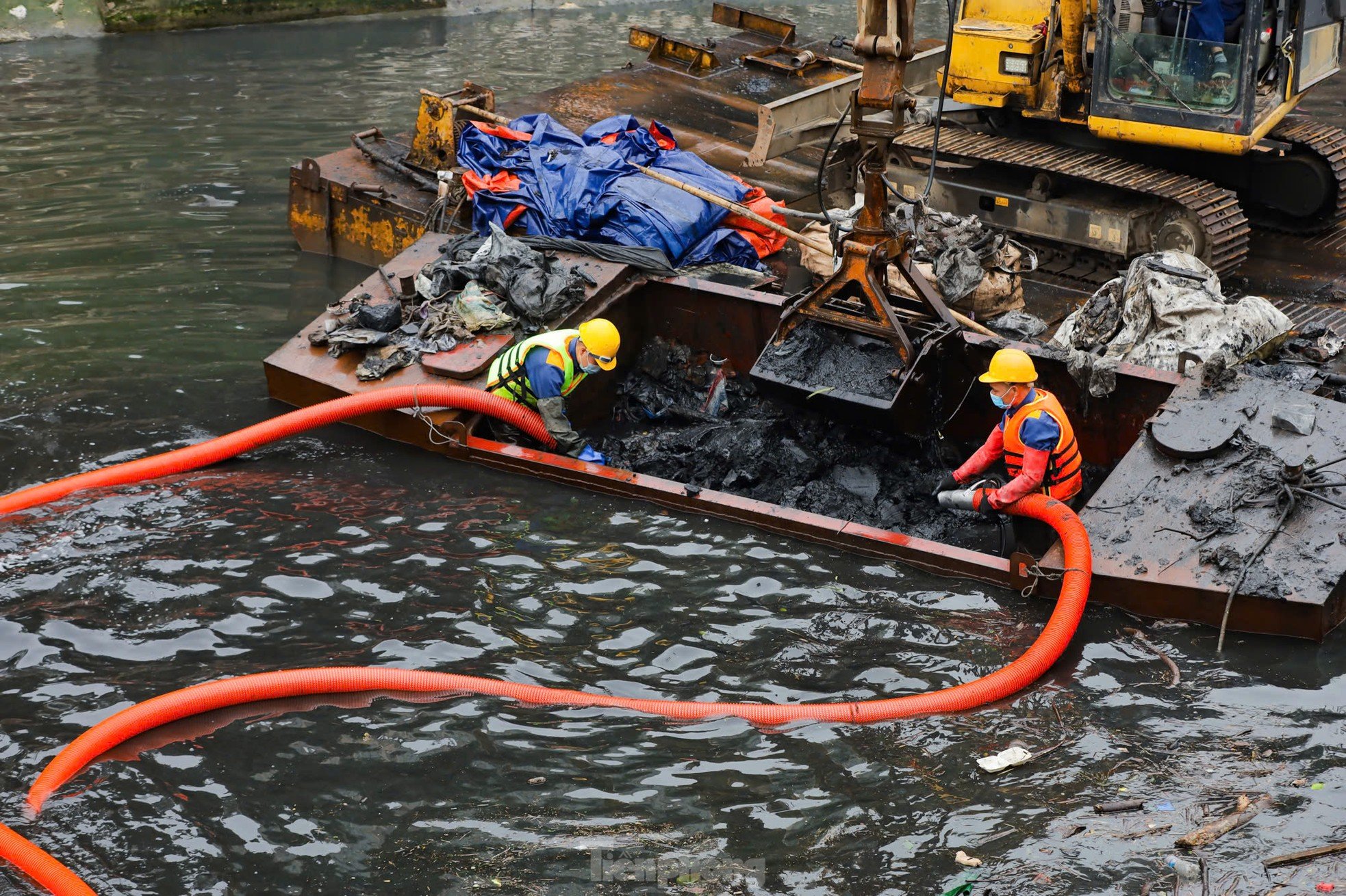 Einweichen im schwarzen Wasser, Schlammbaggern aus dem Fluss To Lich, Foto 2