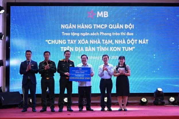 Lãnh đạo MB trao tặng số tiền 5,5 tỷ đồng hỗ trợ tỉnh Kon Tum xóa nhà tạm, nhà dột nát.