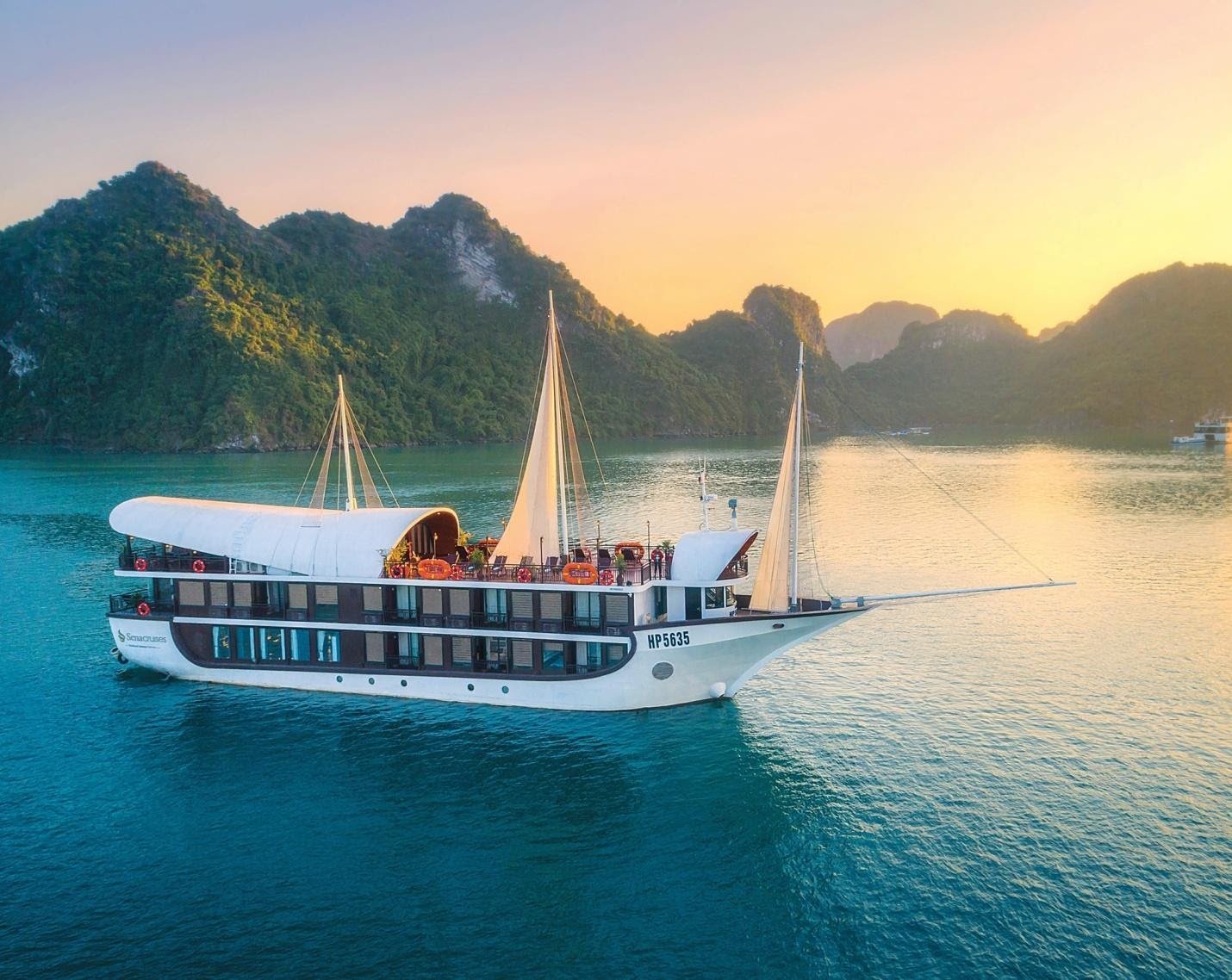 More than 200 billionaires from around the world come to Ha Long to create a "billionaire garden"