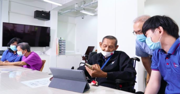 Les personnes âgées participent à la promotion de la transformation numérique et de la transformation verte