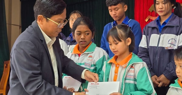 Le programme «Fierté du drapeau national» arrive dans le district de Lac Duong