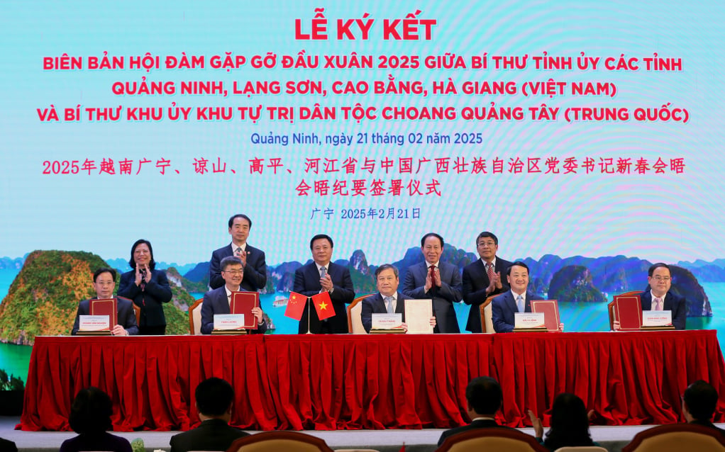 Local leaders performed the signing ceremony of the Minutes of the meeting between the Provincial Party Committees of Quang Ninh, Ha Giang, Lang Son, Cao Bang provinces (Vietnam) and the Party Committee of the Guangxi Zhuang Autonomous Region (China).