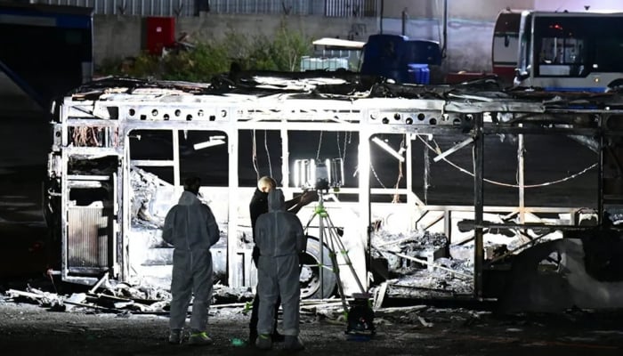 Explotan tres autobuses en Tel Aviv después de que Hamás liberara los cuerpos de los rehenes