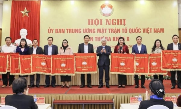 Le Comité du Front de la Patrie du Vietnam de la province de Quang Ninh a reçu le drapeau d'émulation d'excellence en 2024