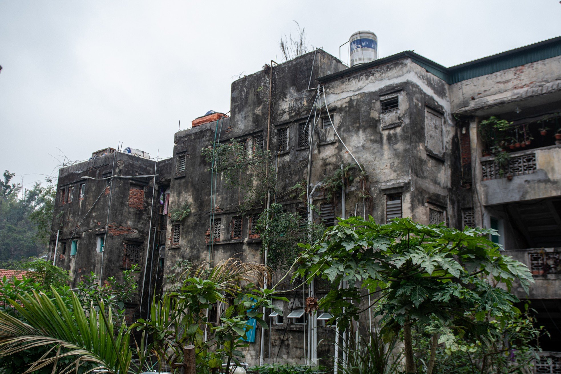 Gros plan d'une série d'immeubles d'appartements délabrés dans le centre de la ville d'Ha Long, photo 8