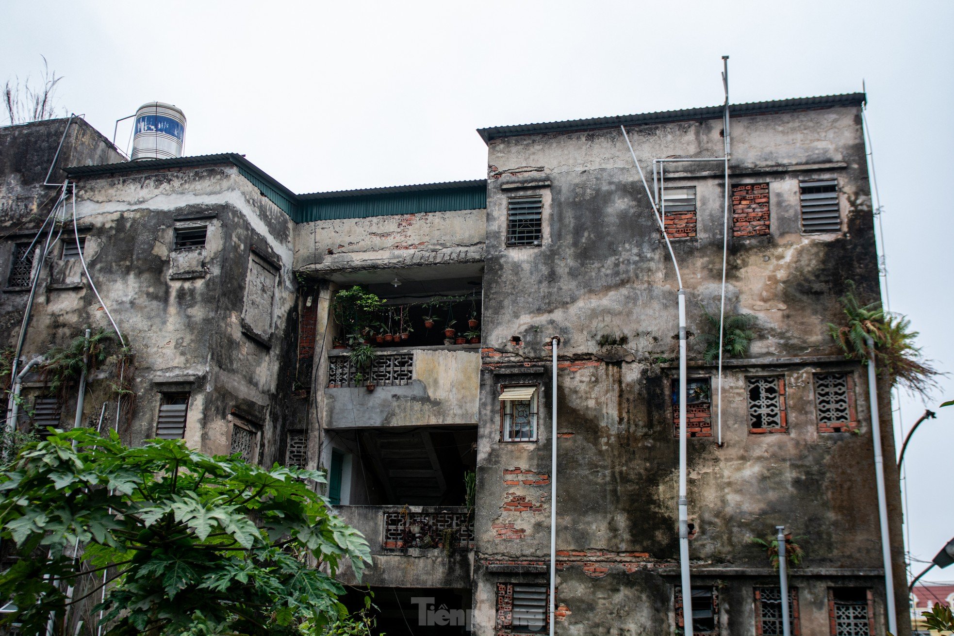 Gros plan d'une série d'immeubles d'appartements délabrés dans le centre de la ville d'Ha Long, photo 19