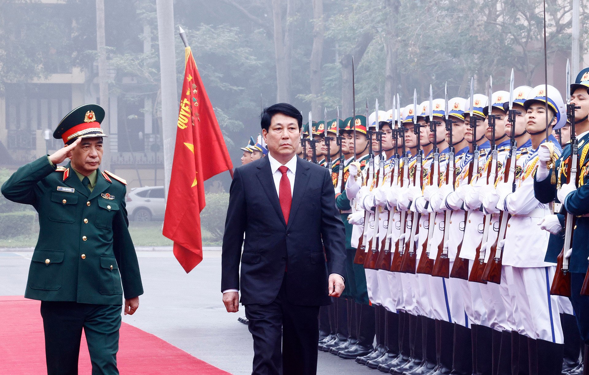 Le président Luong Cuong travaille avec le ministère de la Défense nationale sur l’organisation et la réorganisation de l’armée.