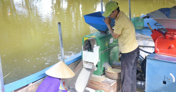 Một người Cà Mau đem theo cái máy gì "bơi" khắp ấp trên xóm dưới, hễ gặp ai cũng tán thán?