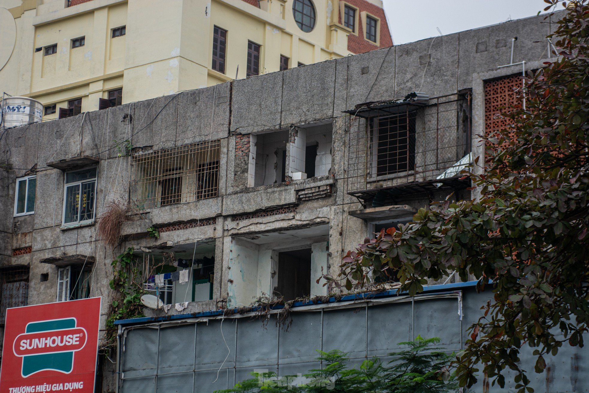 Gros plan d'une série d'immeubles d'appartements délabrés dans le centre de la ville d'Ha Long, photo 3