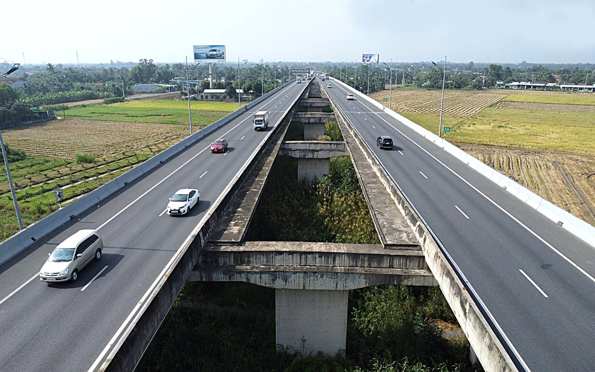 Công trường đường cao tốc ở ĐBSCL: vẫn 'đói' cát, đá - Ảnh 3.