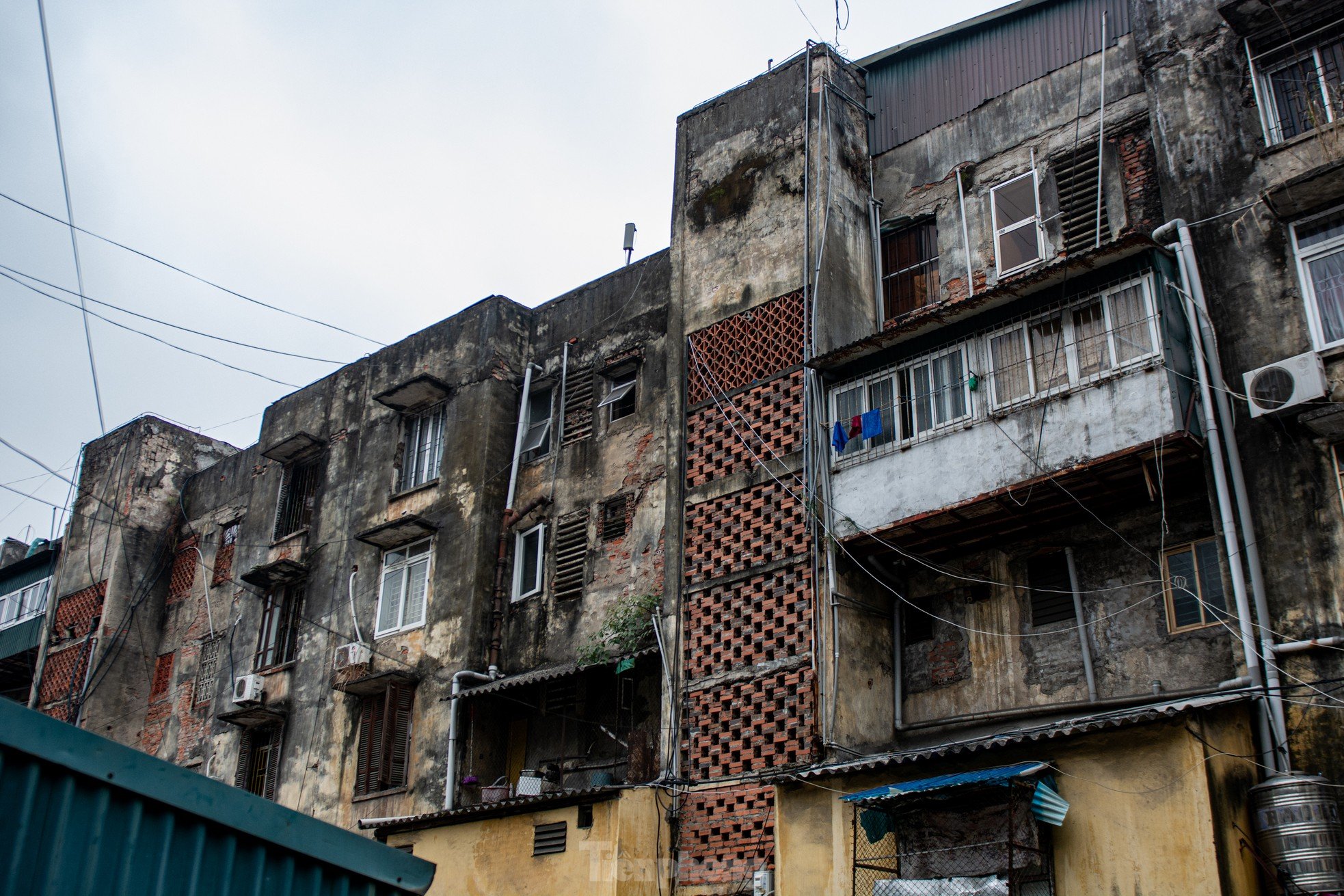 Gros plan d'une série d'immeubles d'appartements délabrés dans le centre de la ville d'Ha Long, photo 1