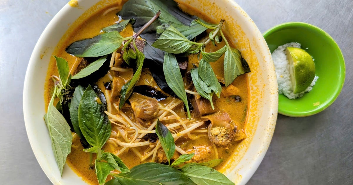 La tienda de fideos con pollo al curry es tan popular que la dueña tiene miedo de ganar la lotería y dejar de vender.