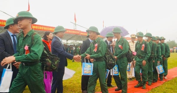 Dos jóvenes que evadieron el servicio militar fueron multados con más de 120 millones de dongs