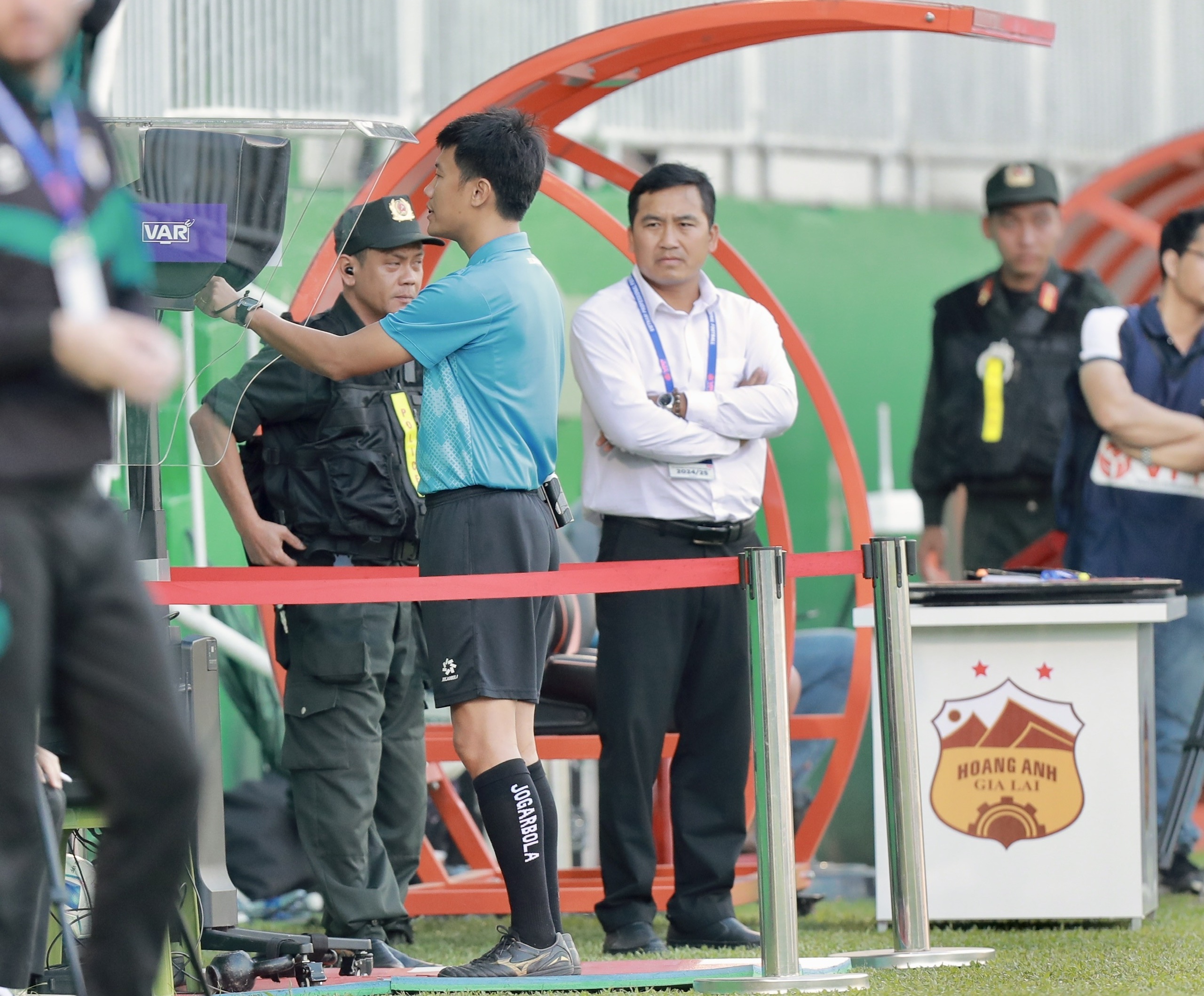 BXH V-League: CLB Hà Nội ‘thay tướng đổi vận’ leo lên tốp 3, HAGL thiệt đơn thiệt kép- Ảnh 3.