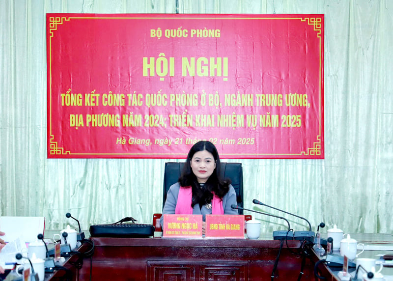 Phó Chủ tịch UBND tỉnh Vương Ngọc Hà chủ trì hội nghị tại điểm cầu Bộ CHQS tỉnh.
