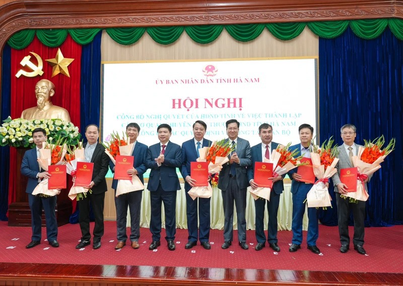 Leaders of Ha Nam province presented the decision and flowers to congratulate the Board of Directors of the Department of Agriculture and Environment. Photo: Ha Nam