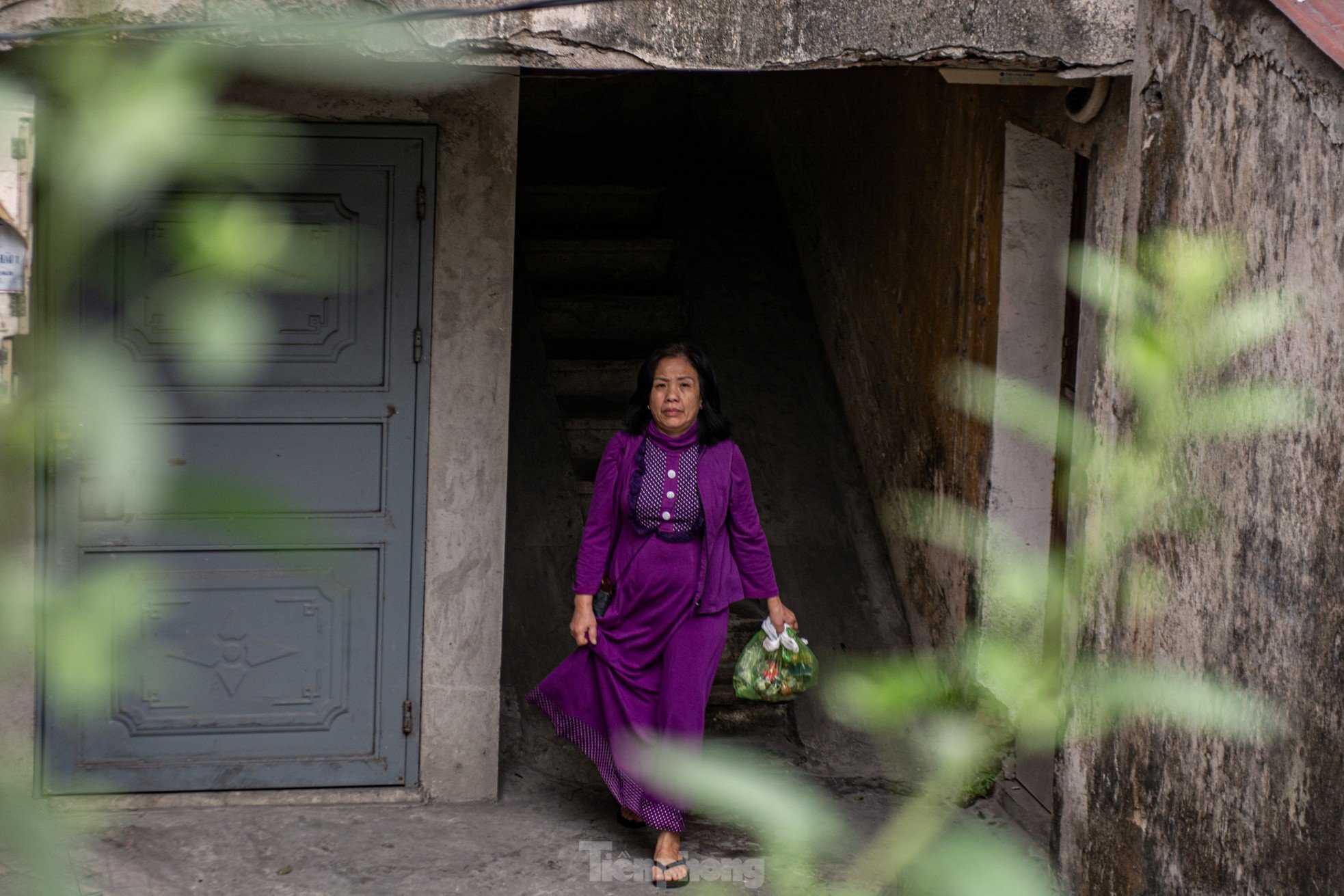 Gros plan d'une série d'immeubles d'appartements délabrés dans le centre de la ville d'Ha Long, photo 13