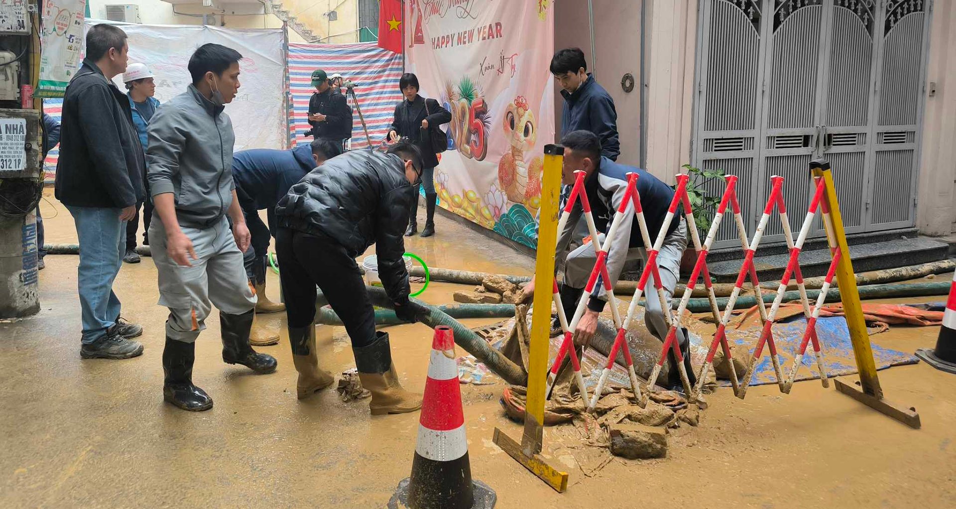 El barro en el túnel del metro de la estación de tren de Nhon - Hanoi se desborda hacia los callejones, ralentizando las excavadoras