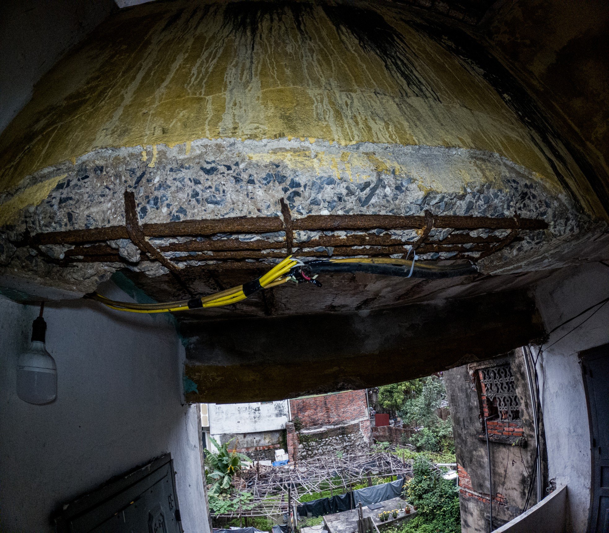 Gros plan d'une série d'immeubles d'appartements délabrés dans le centre de la ville d'Ha Long, photo 4