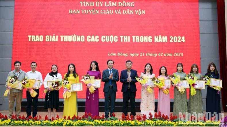 Lam Dong awards and launches political contest and journalism award on Party building photo 2