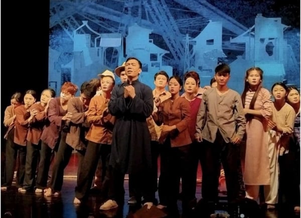 Reenacting the life of Hanoi's first Party Secretary on the musical stage