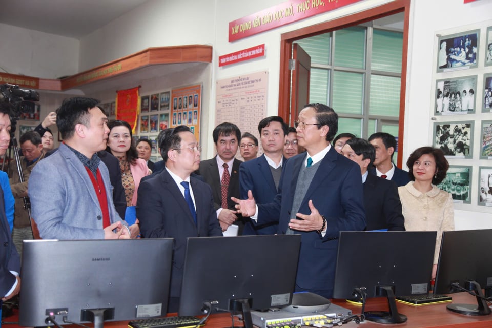 El viceministro de Educación y Capacitación, Pham Ngoc Thuong, y los delegados visitaron el Centro de Operaciones Inteligentes del Departamento de Educación y Capacitación de Hanoi.