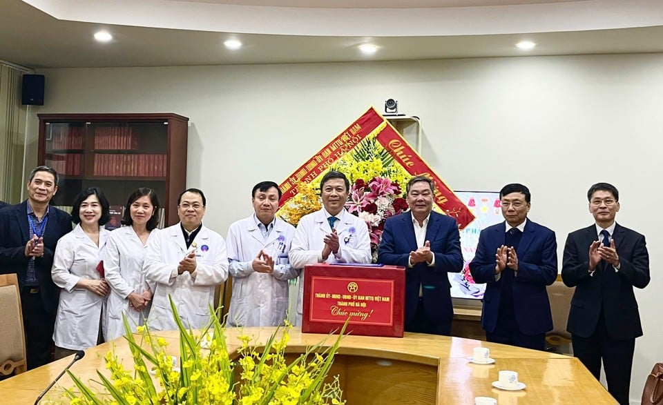 Permanent Vice Chairman of the City People's Committee Le Hong Son presented gifts and congratulated the medical team of Friendship Hospital.