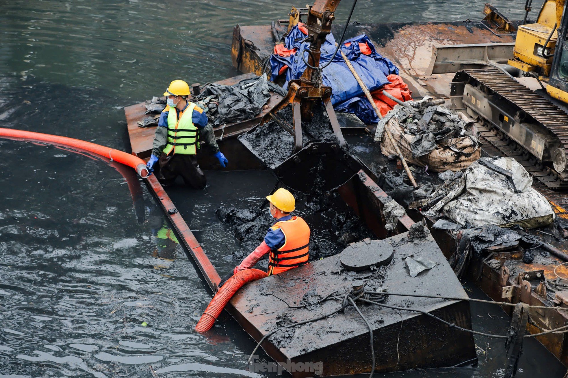 Einweichen im schwarzen Wasser, Schlammbaggern aus dem Fluss To Lich, Foto 7