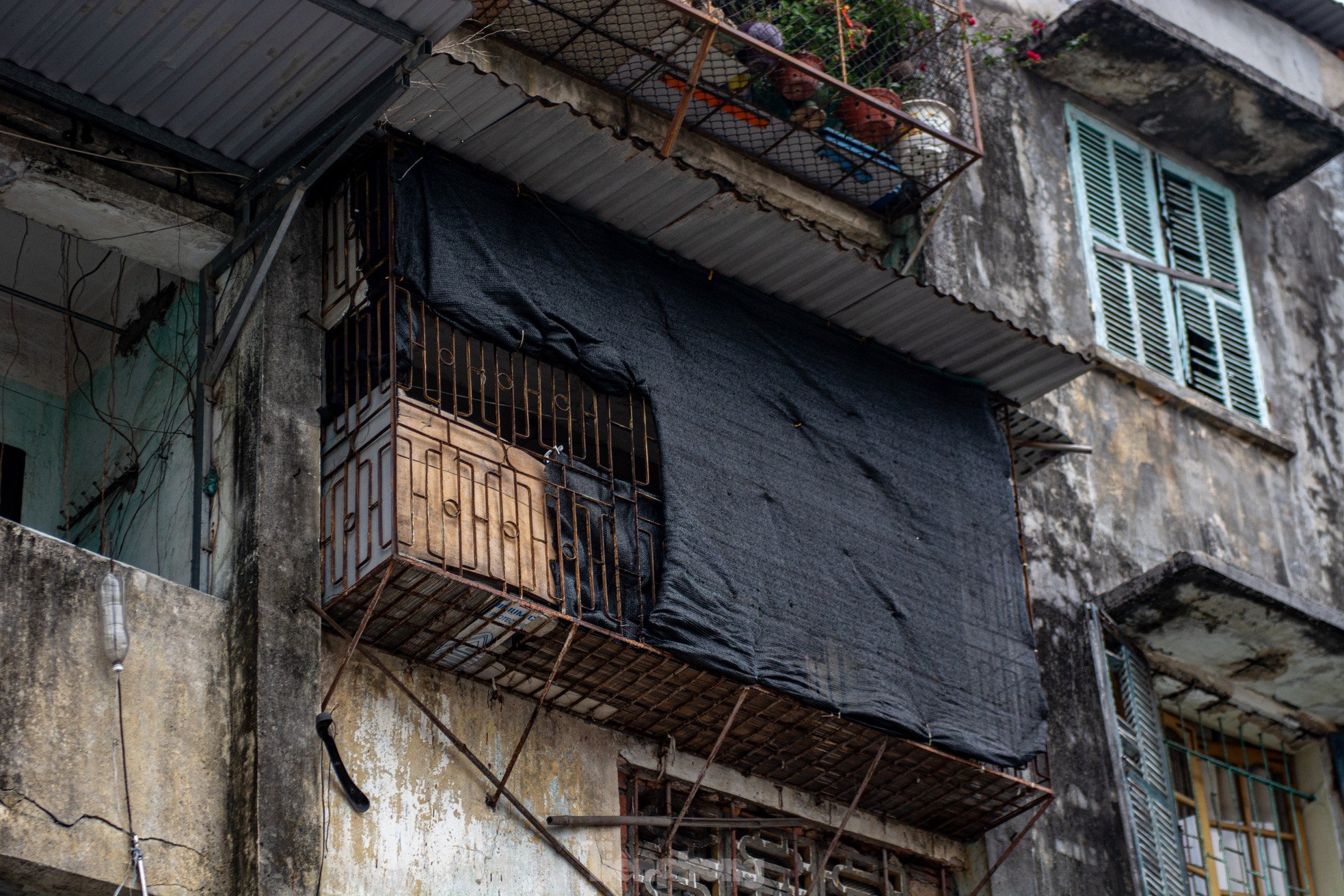 Gros plan d'une série d'immeubles d'appartements délabrés dans le centre de la ville d'Ha Long, photo 16