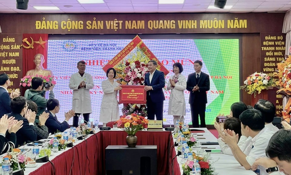 Hanoi City leaders congratulate Thanh Nhan Hospital.