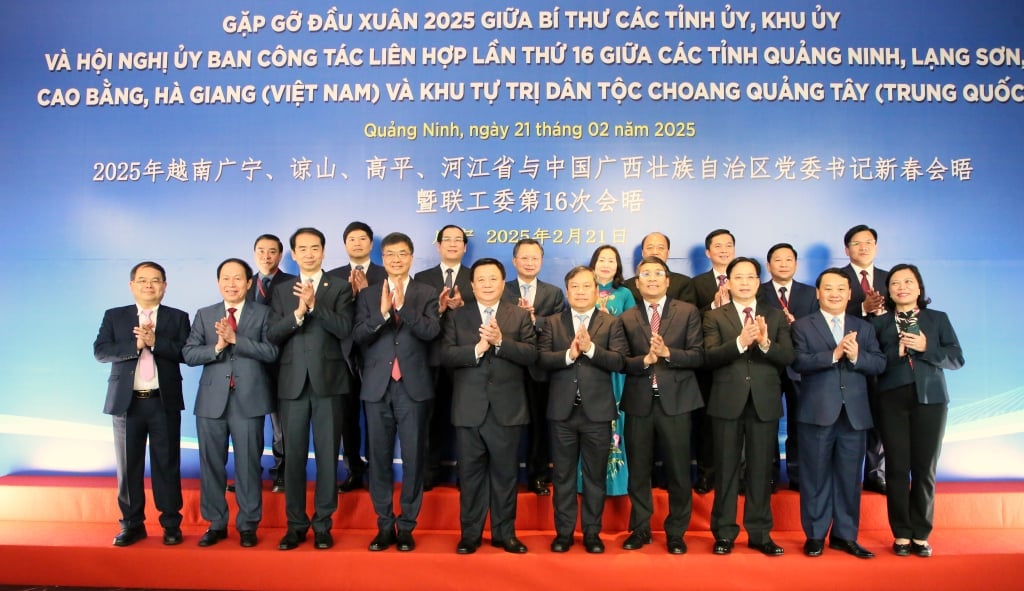 Leaders of the Party, State, localities of Quang Ninh, Hai Phong, Lang Son, Cao Bang, Ha Giang (Vietnam) and Guangxi Zhuang Autonomous Region (China) take souvenir photos