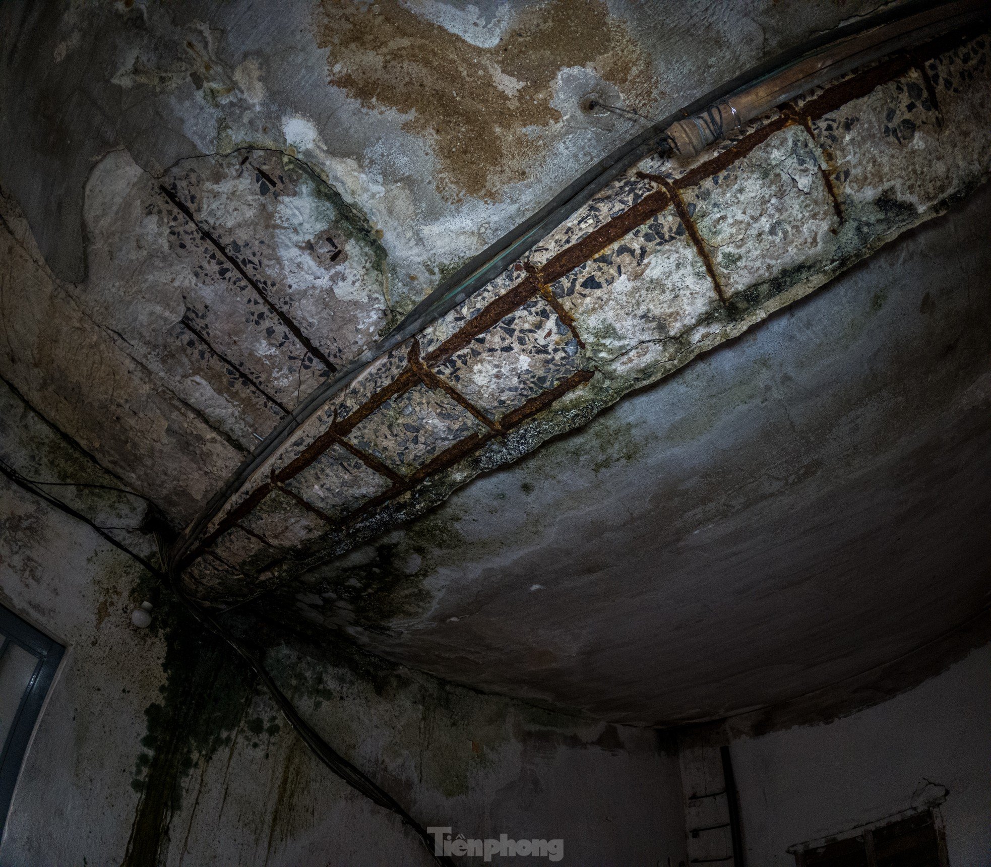 Gros plan d'une série d'immeubles d'appartements délabrés dans le centre de la ville d'Ha Long, photo 7