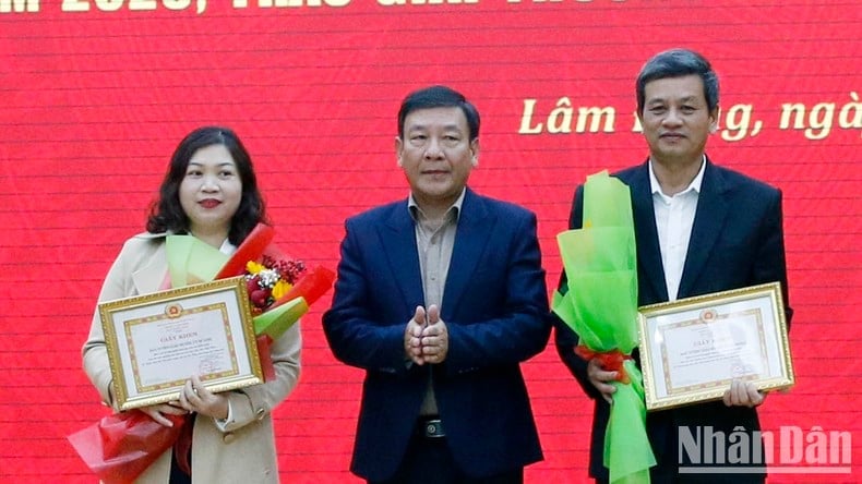 Lam Dong awards and launches political contest and journalism award on Party building photo 1