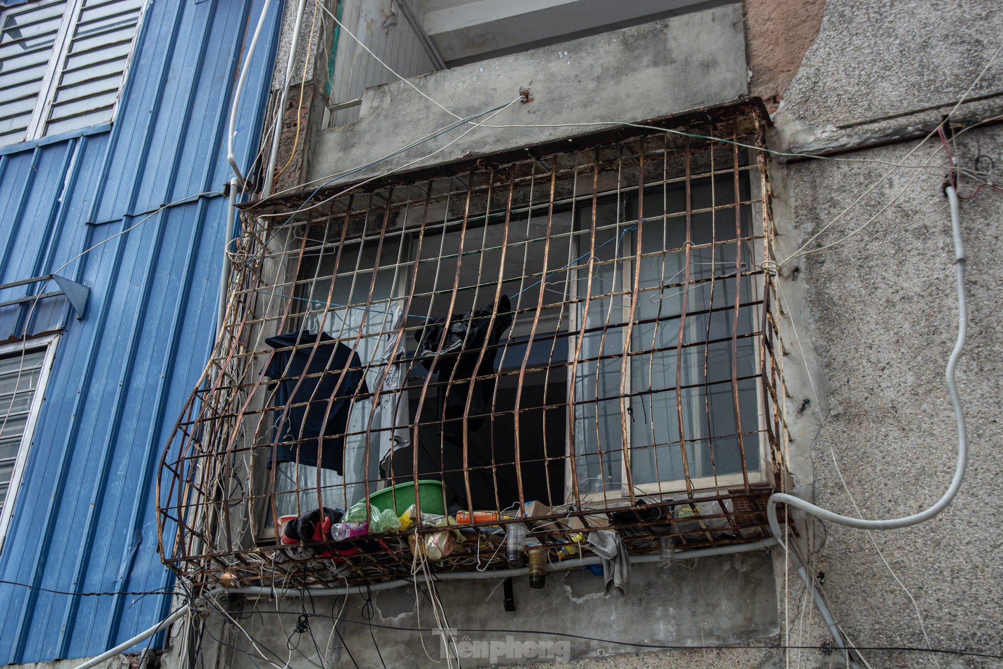 Gros plan d'une série d'immeubles d'appartements délabrés dans le centre de la ville d'Ha Long, photo 18