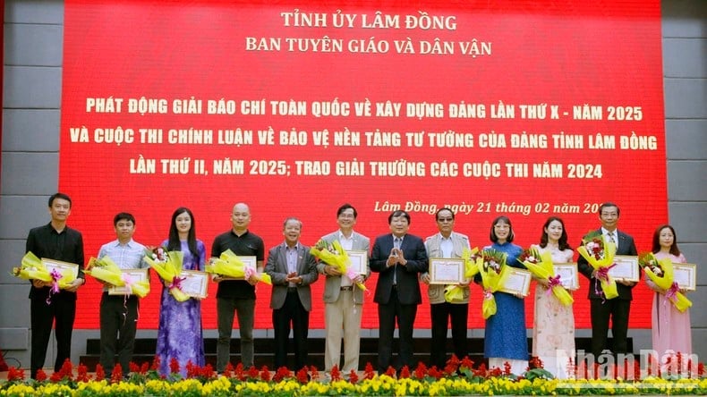 Lam Dong awards and launches political contest and journalism award on Party building photo 4