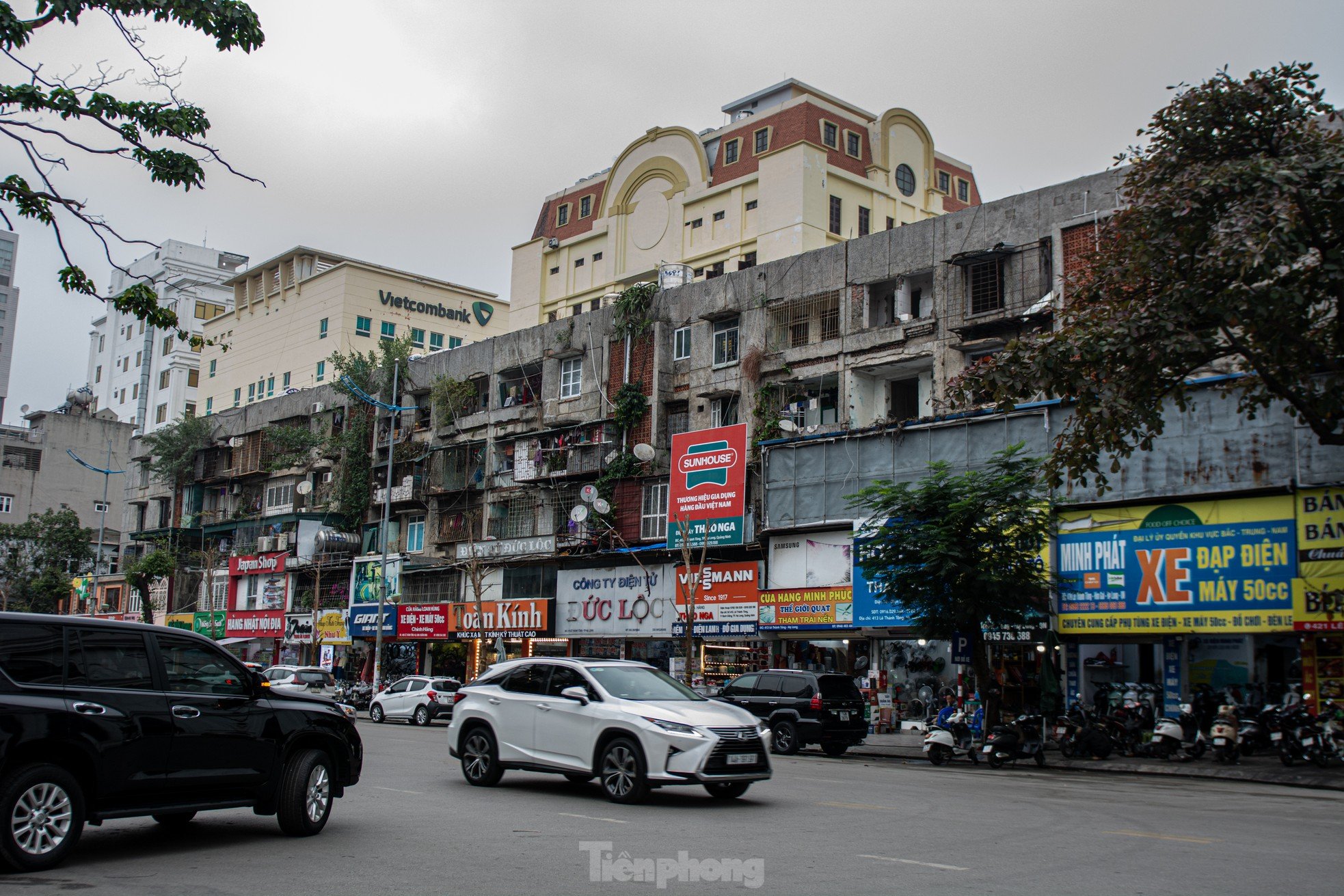 Gros plan d'une série d'immeubles d'appartements délabrés dans le centre de la ville d'Ha Long, photo 2