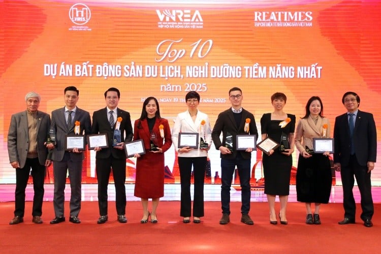 Sun Urban City Ha Nam was honored as 'The most potential tourism and resort real estate project in 2025'