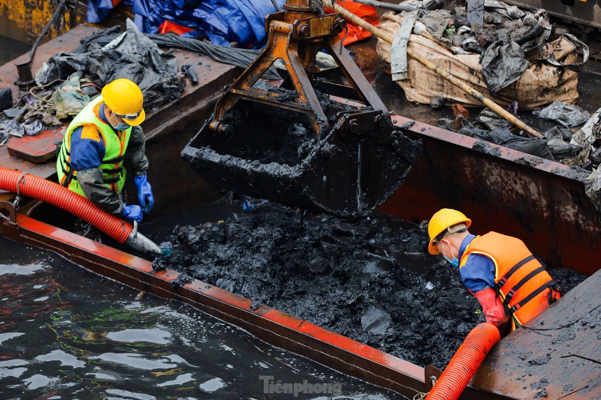 Einweichen im schwarzen Wasser, Schlammbaggern aus dem Fluss To Lich, Foto 5