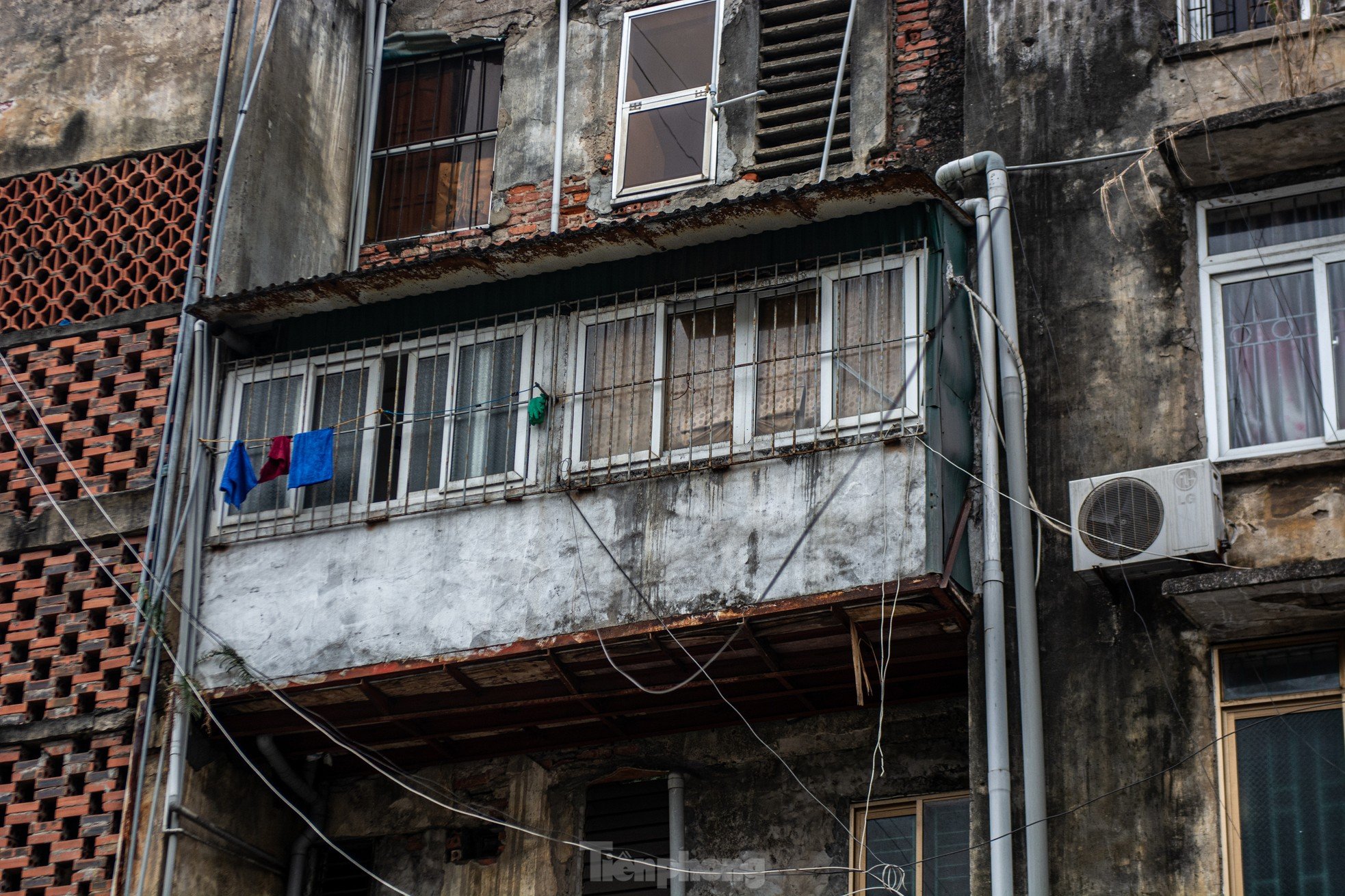 Gros plan d'une série d'immeubles d'appartements délabrés dans le centre de la ville d'Ha Long, photo 17