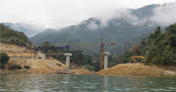 En la carretera que cruza el lago Ban Ve