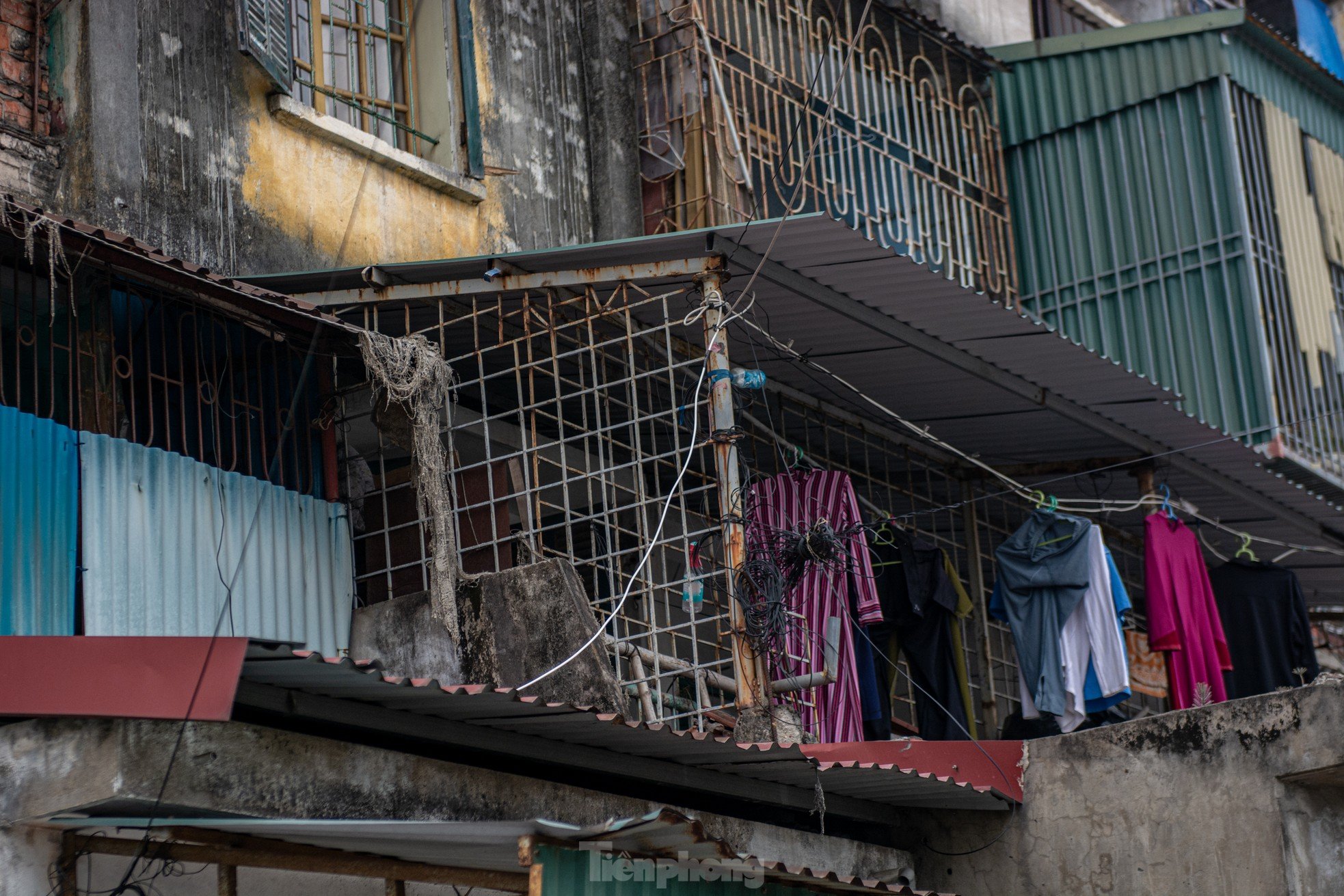 Gros plan d'une série d'immeubles d'appartements délabrés dans le centre de la ville d'Ha Long, photo 15