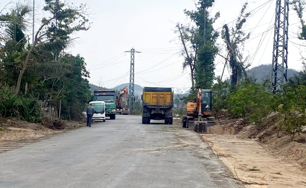 Der Auftragnehmer erweitert den Straßenbelag für das Projekt zur Renovierung und Modernisierung der Hauptstraße der Inselgemeinde Minh Chau – Quan Lan.