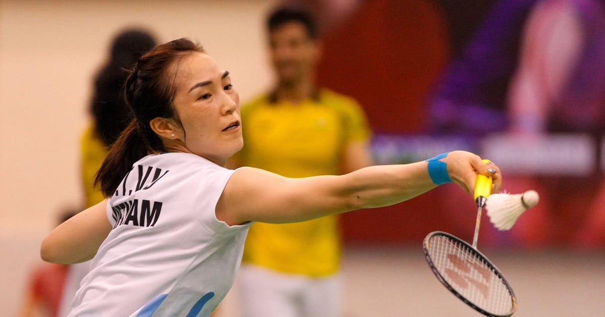 Nguyen Tien Minh gibt Ratschläge, wie er seiner Frau Vu Thi Trang helfen kann, das Viertelfinale des Badmintonturniers in Singapur zu erreichen