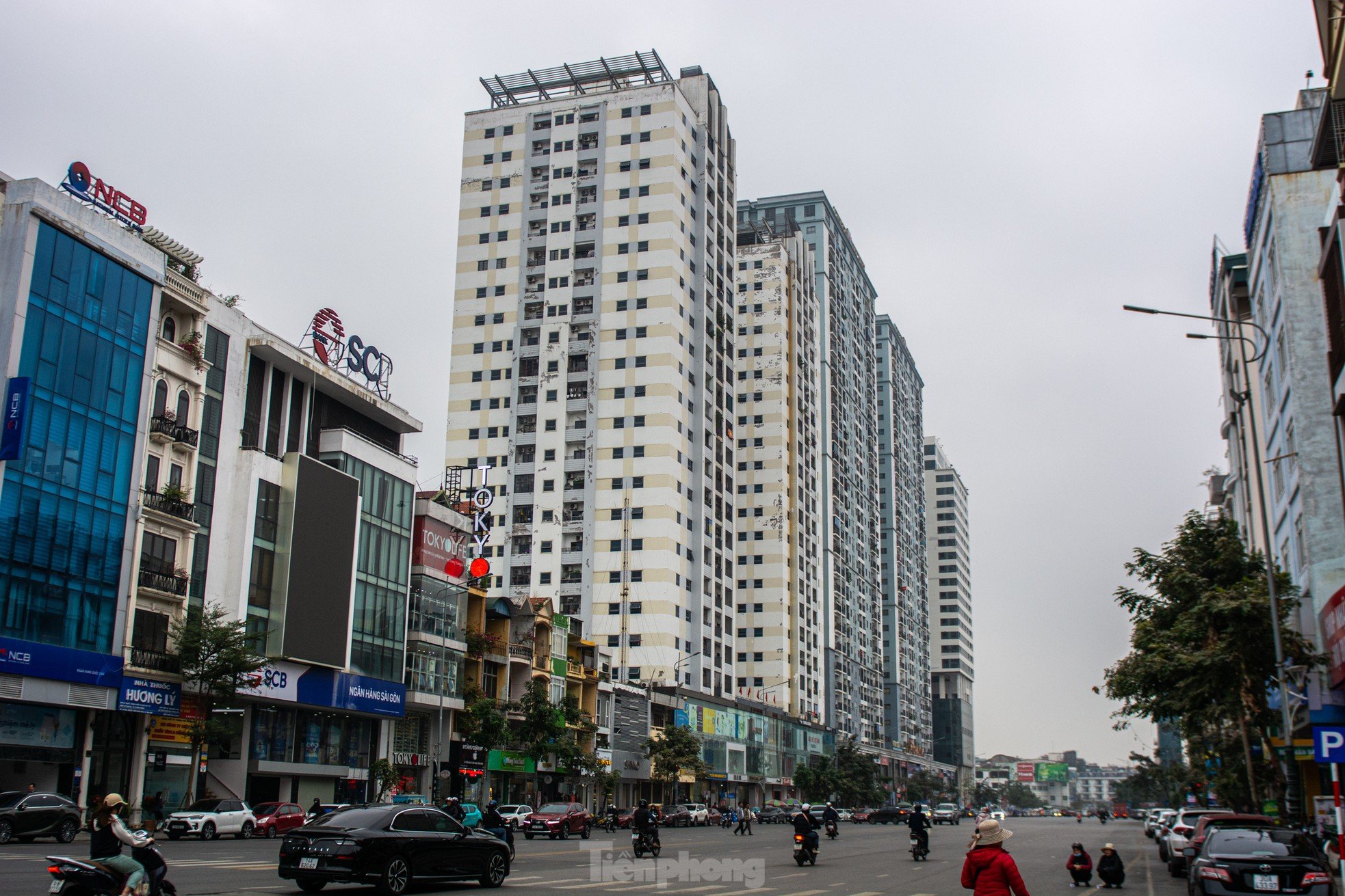 Gros plan d'une série d'immeubles d'appartements délabrés dans le centre de la ville d'Ha Long, photo 23