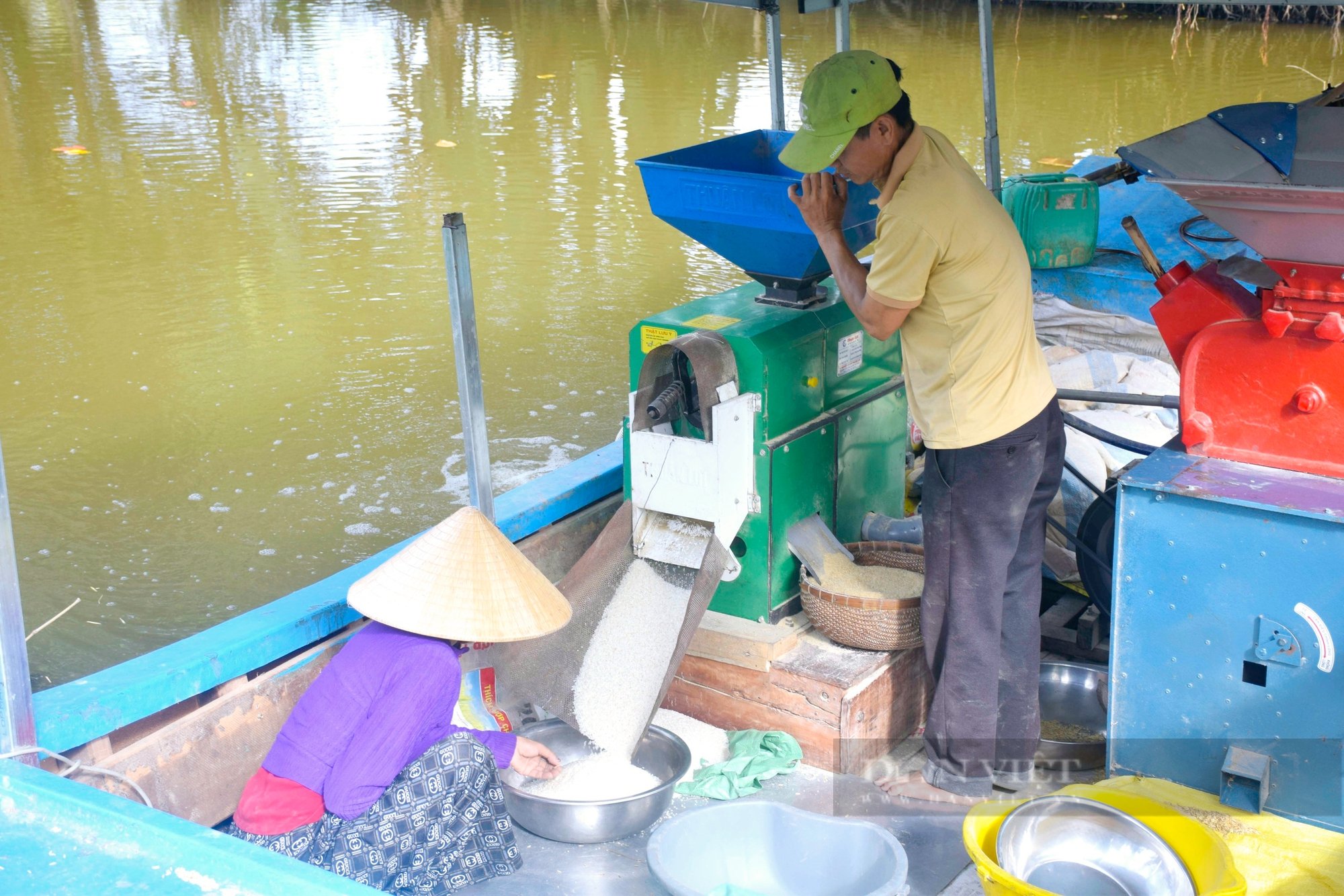 “Độc nhất vô nhị” máy chà gạo của anh nông dân Cà Mau len lõi đến vùng sâu, giúp bà con biến lúa thành gạo - Ảnh 2.