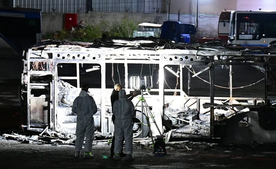 Trois bus ont frappé Tel Aviv après que le Hamas a découvert les corps des otages. Israël dit qu'il va rechercher les gardes du corps