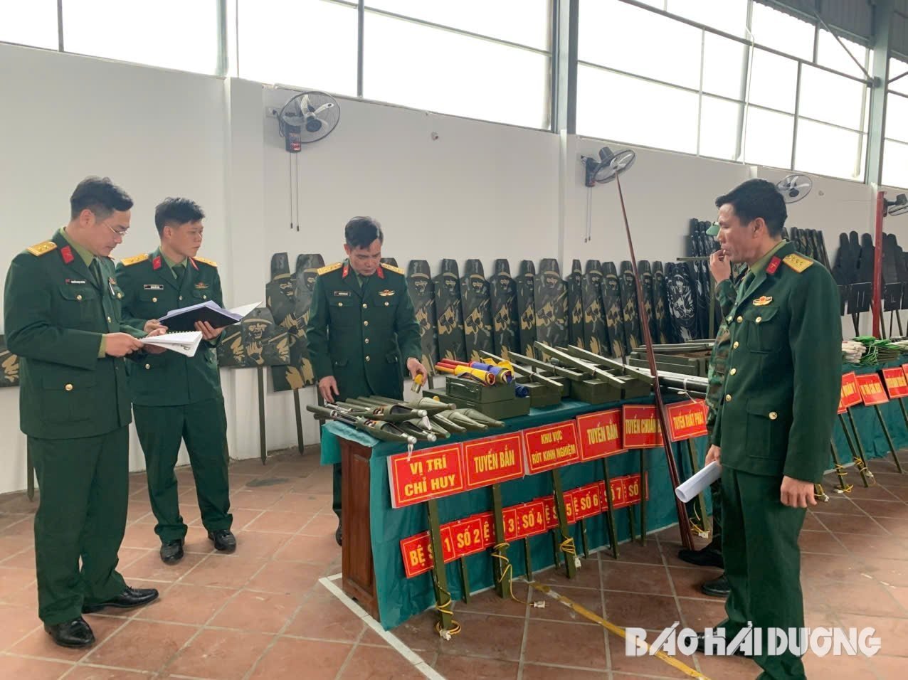 La délégation de travail du commandement militaire provincial de Hai Duong a inspecté le modèle et les outils de formation pour se préparer à la formation en 2025 au commandement militaire du district de Nam Sach.