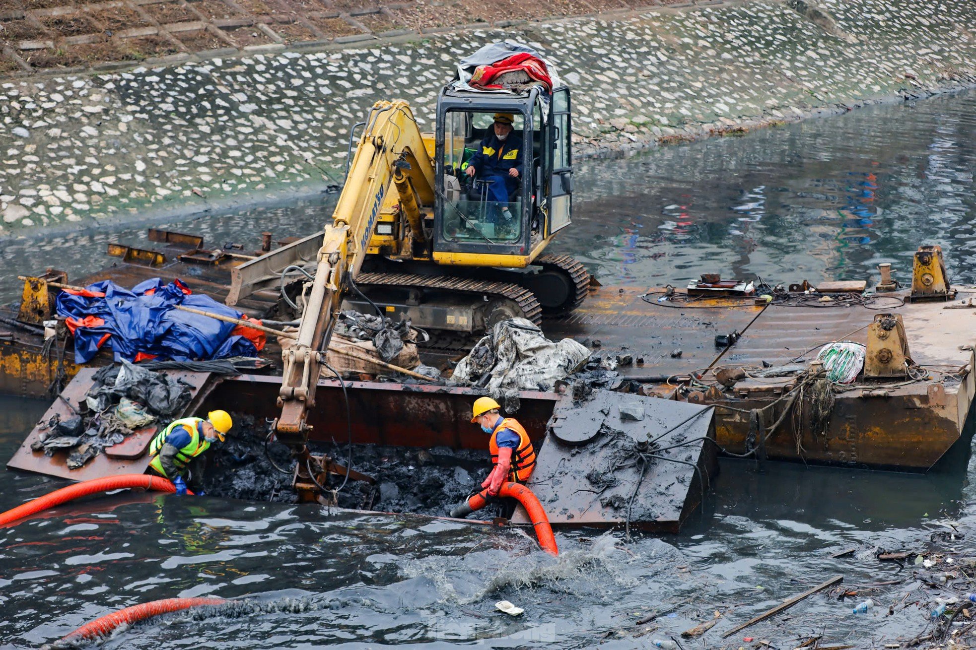 Einweichen im schwarzen Wasser, Schlammbaggern aus dem Fluss To Lich, Foto 6