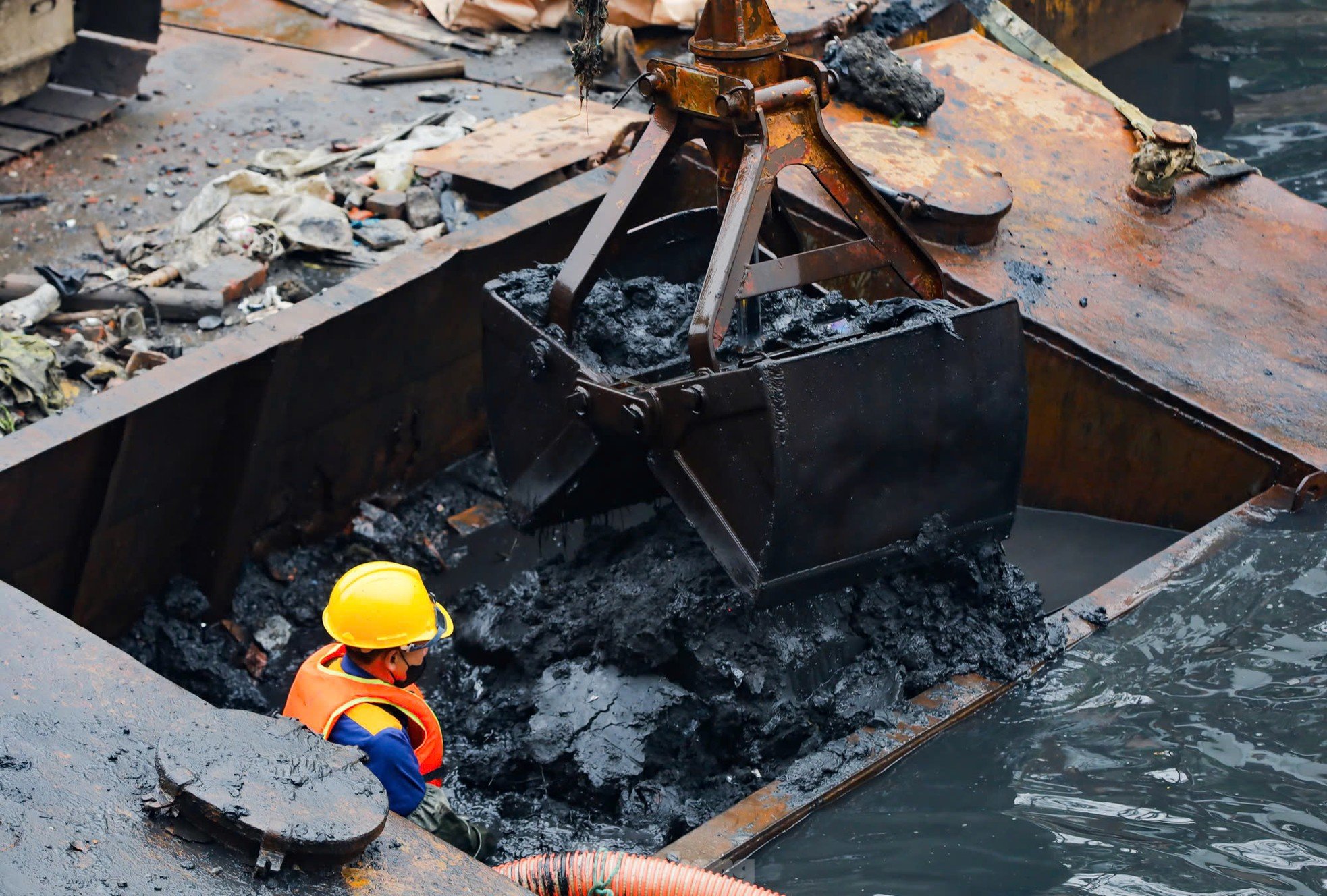 Einweichen im schwarzen Wasser, Schlammbaggern aus dem Fluss To Lich, Foto 9